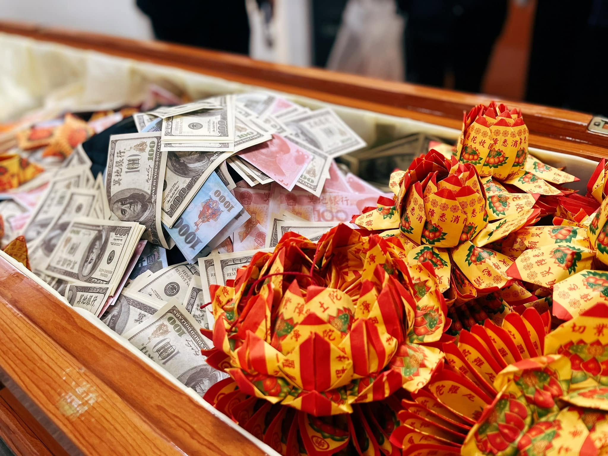 生命禮儀火化前家屬以鮮花祭品陪伴親人最後道別